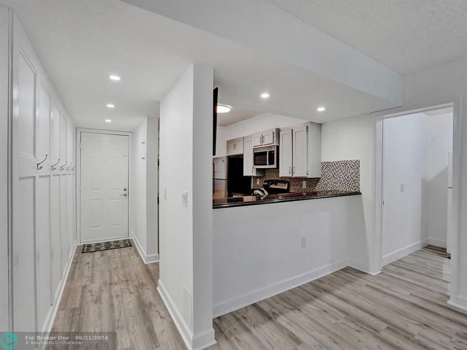 Active With Contract: $317,500 (2 beds, 2 baths, 1385 Square Feet)