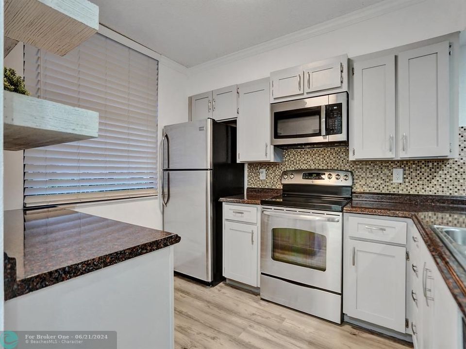 Active With Contract: $317,500 (2 beds, 2 baths, 1385 Square Feet)