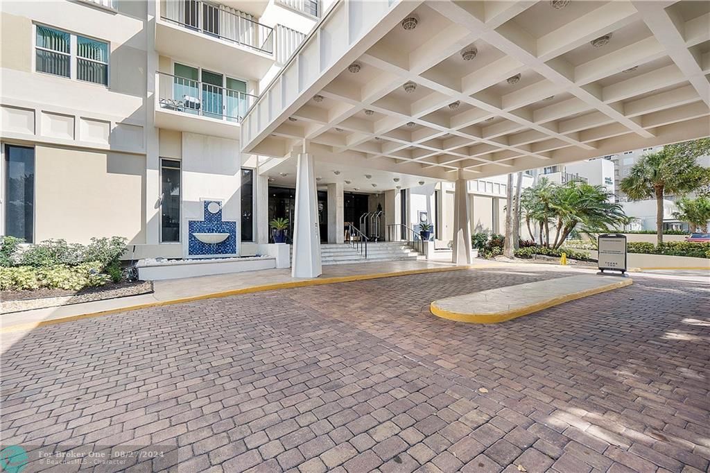 Active With Contract: $2,600 (1 beds, 1 baths, 890 Square Feet)