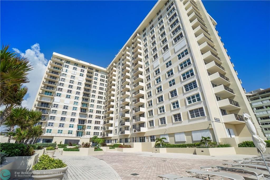 Active With Contract: $2,600 (1 beds, 1 baths, 890 Square Feet)