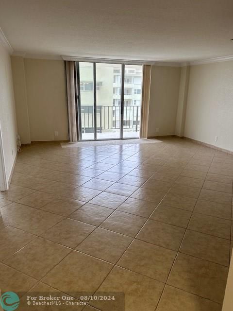 Active With Contract: $2,600 (1 beds, 1 baths, 890 Square Feet)