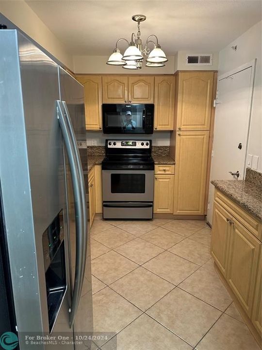 Active With Contract: $2,600 (1 beds, 1 baths, 890 Square Feet)