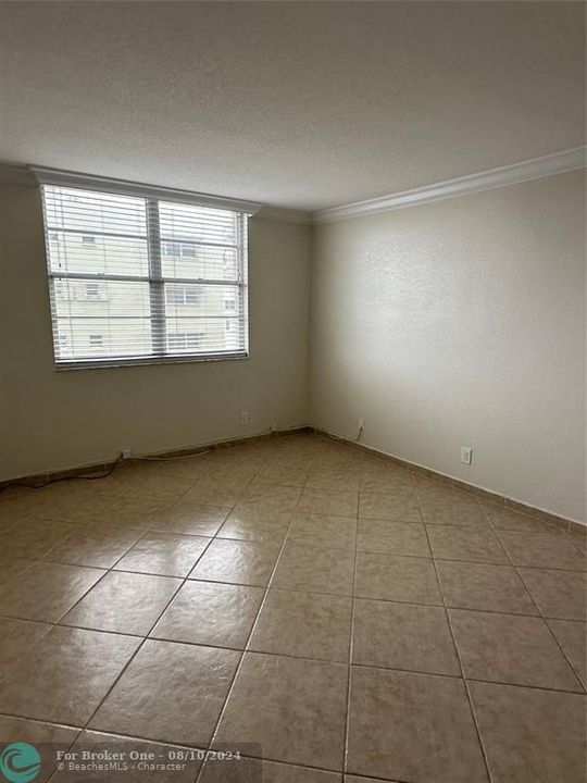 Active With Contract: $2,600 (1 beds, 1 baths, 890 Square Feet)