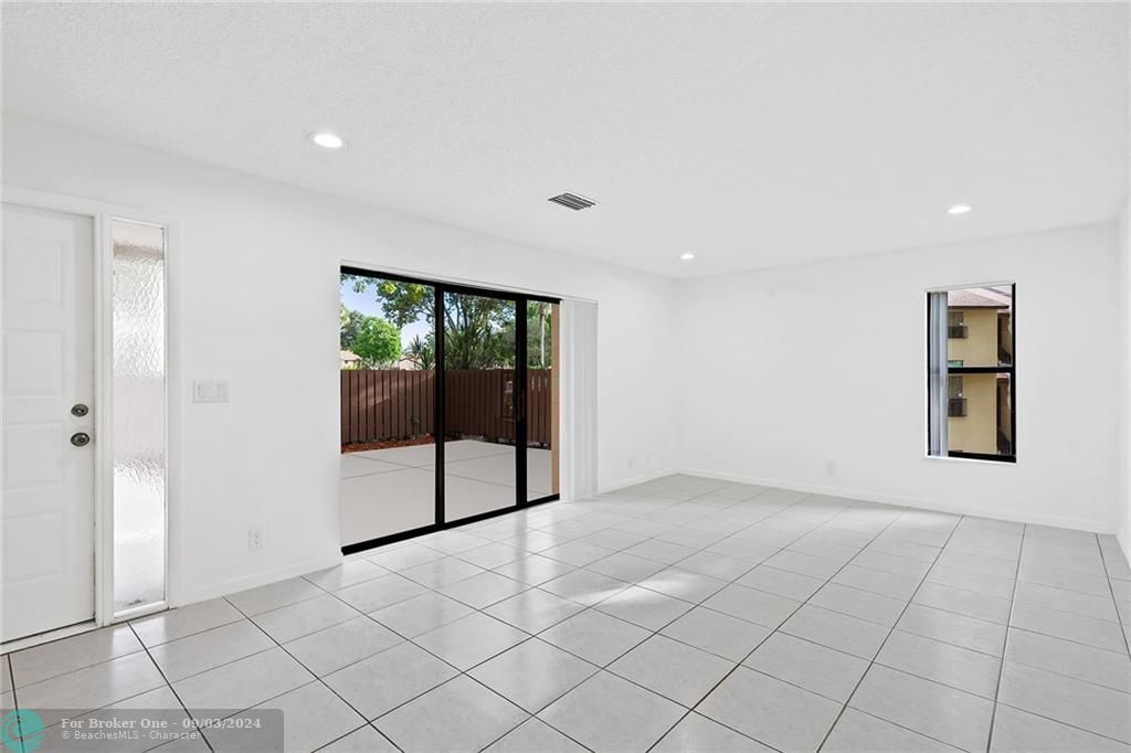 Active With Contract: $319,900 (2 beds, 2 baths, 1182 Square Feet)