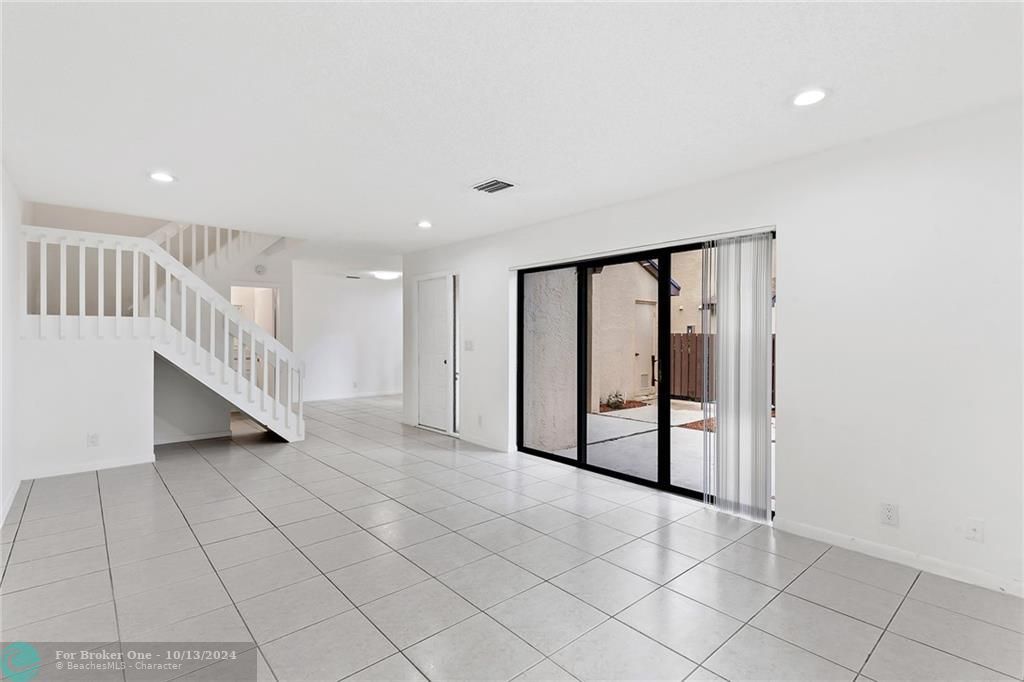 Active With Contract: $319,900 (2 beds, 2 baths, 1182 Square Feet)