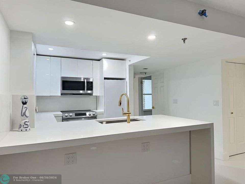 For Sale: $775,000 (2 beds, 2 baths, 1178 Square Feet)