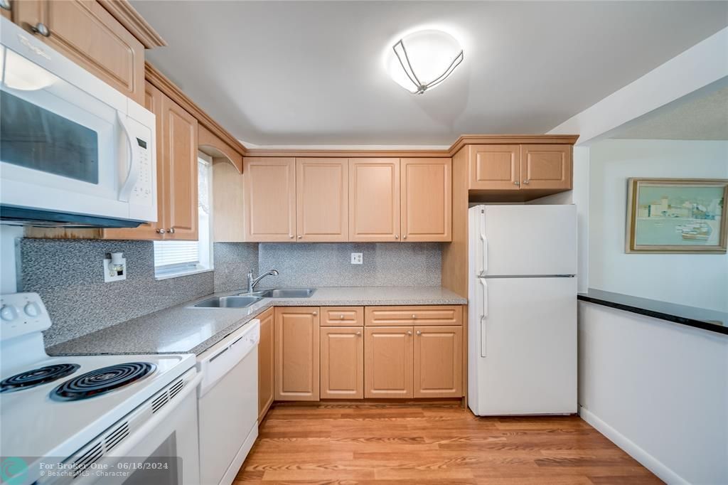 For Sale: $109,000 (1 beds, 1 baths, 800 Square Feet)