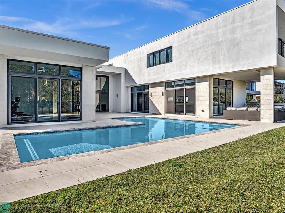 Recently Sold: $2,999,000 (7 beds, 8 baths, 7305 Square Feet)