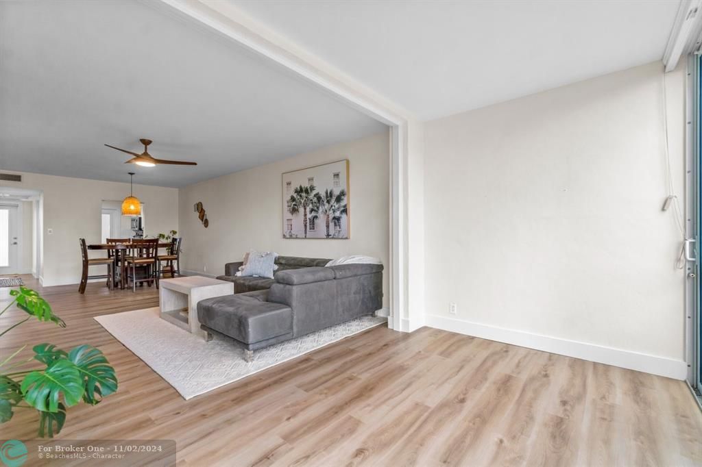 Active With Contract: $299,000 (1 beds, 1 baths, 900 Square Feet)