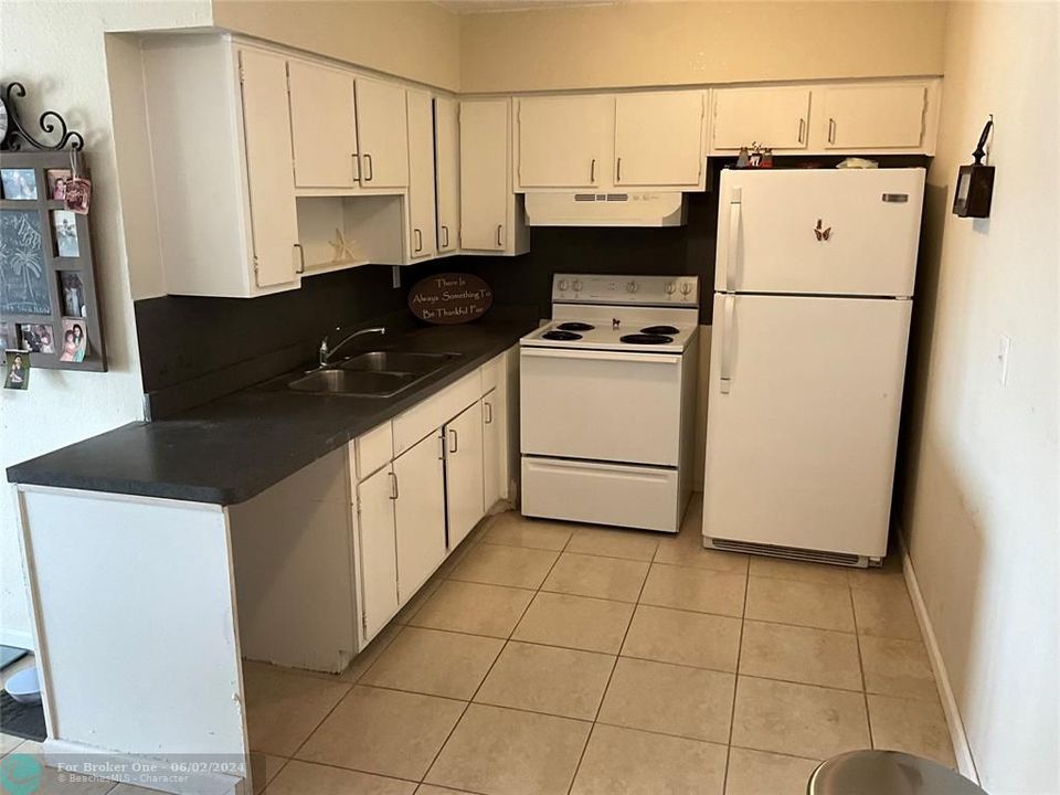 For Sale: $199,000 (1 beds, 1 baths, 618 Square Feet)