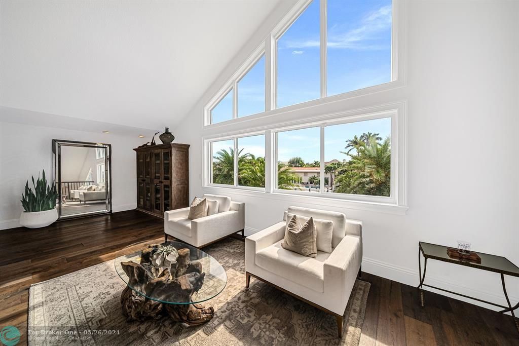 Active With Contract: $3,590,000 (4 beds, 3 baths, 3896 Square Feet)