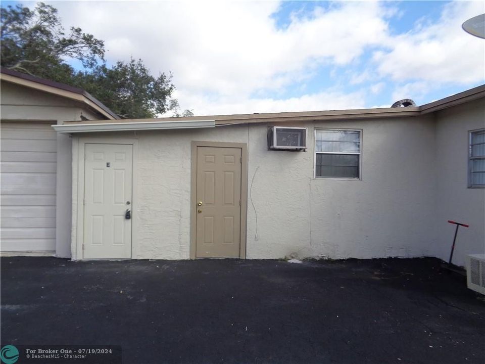 Active With Contract: $1,400 (1 beds, 1 baths, 500 Square Feet)