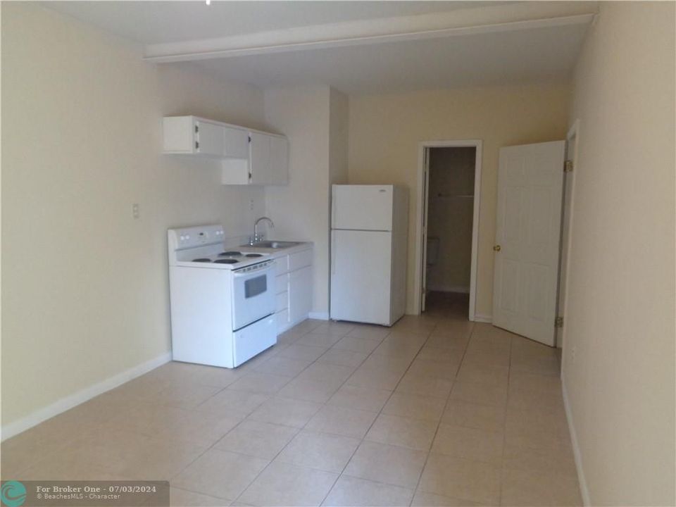 Active With Contract: $1,400 (1 beds, 1 baths, 500 Square Feet)