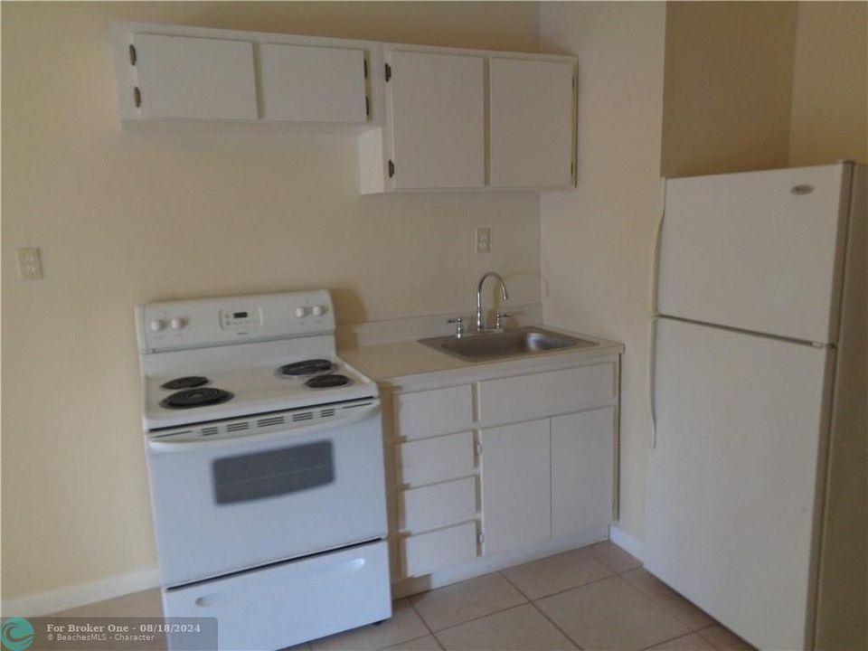 Active With Contract: $1,400 (1 beds, 1 baths, 500 Square Feet)