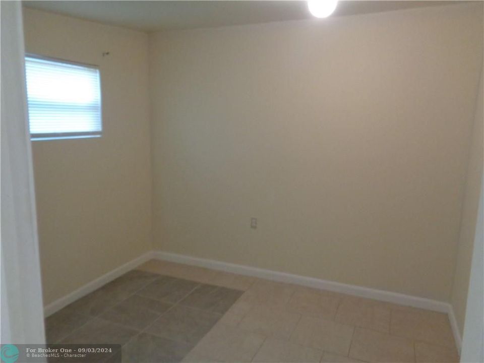 Active With Contract: $1,400 (1 beds, 1 baths, 500 Square Feet)