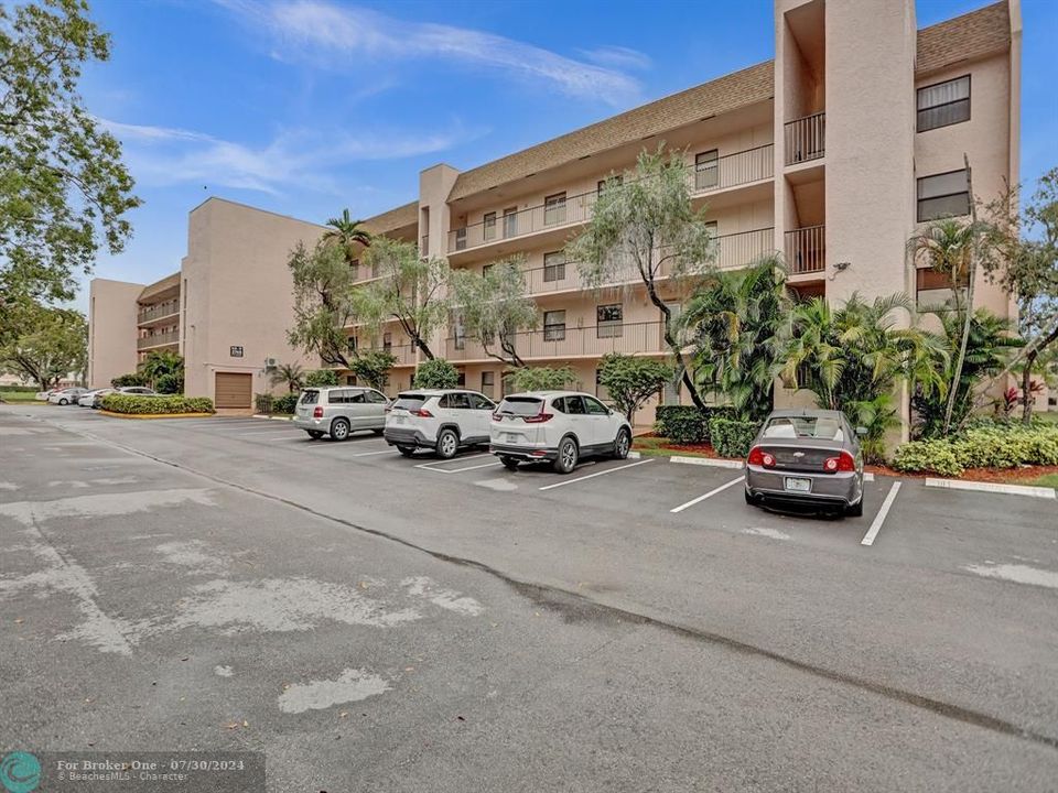 Active With Contract: $115,000 (2 beds, 2 baths, 810 Square Feet)