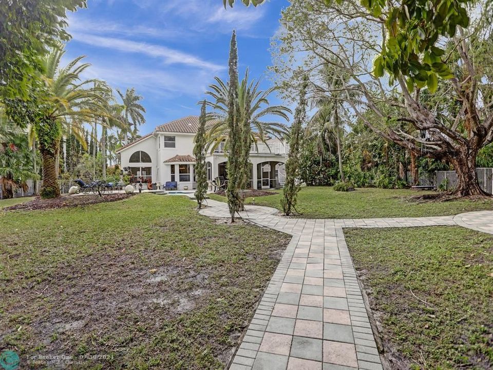 Recently Sold: $1,090,000 (5 beds, 3 baths, 3030 Square Feet)
