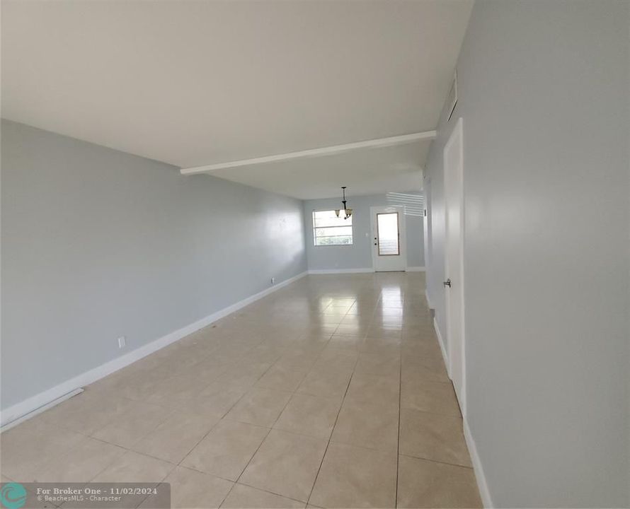 For Sale: $155,000 (1 beds, 1 baths, 724 Square Feet)