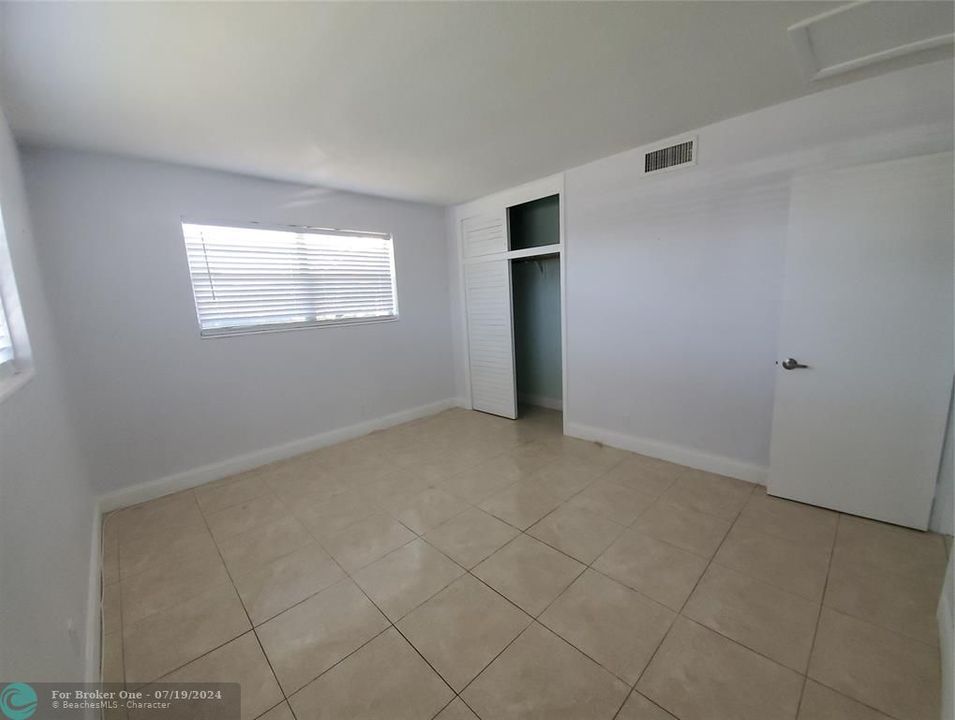For Sale: $155,000 (1 beds, 1 baths, 724 Square Feet)