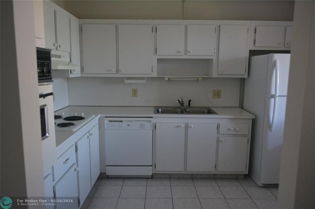 For Sale: $300,000 (2 beds, 2 baths, 1231 Square Feet)