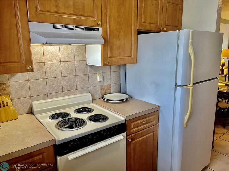 Active With Contract: $259,000 (2 beds, 1 baths, 846 Square Feet)