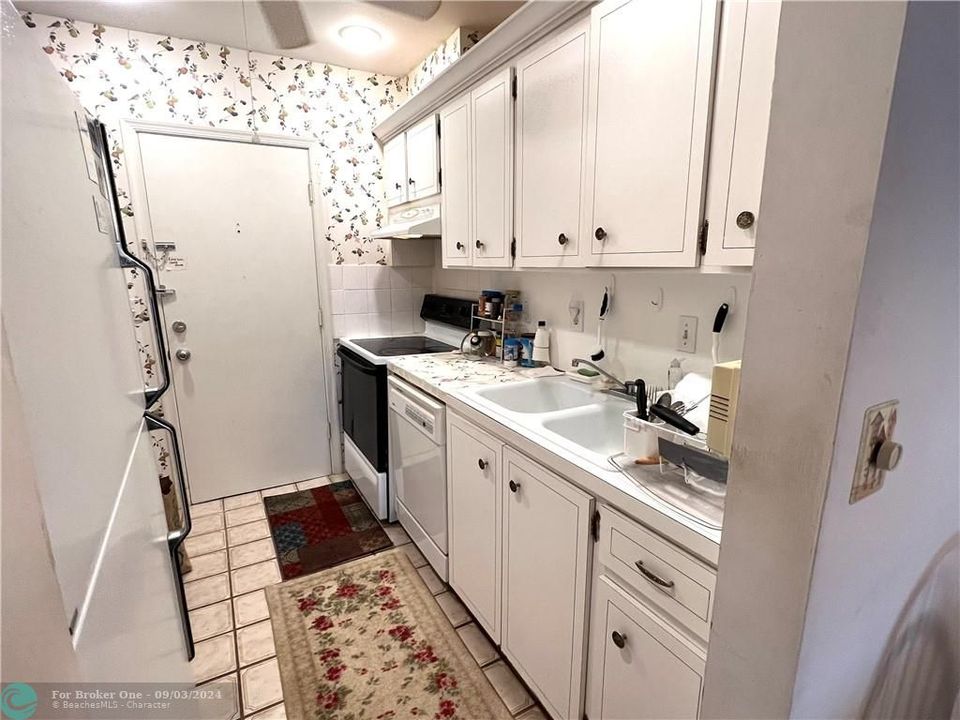 For Sale: $154,000 (1 beds, 1 baths, 756 Square Feet)