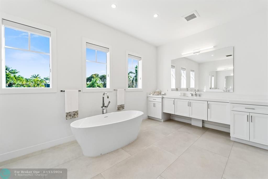 Recently Sold: $3,600,000 (5 beds, 5 baths, 4658 Square Feet)