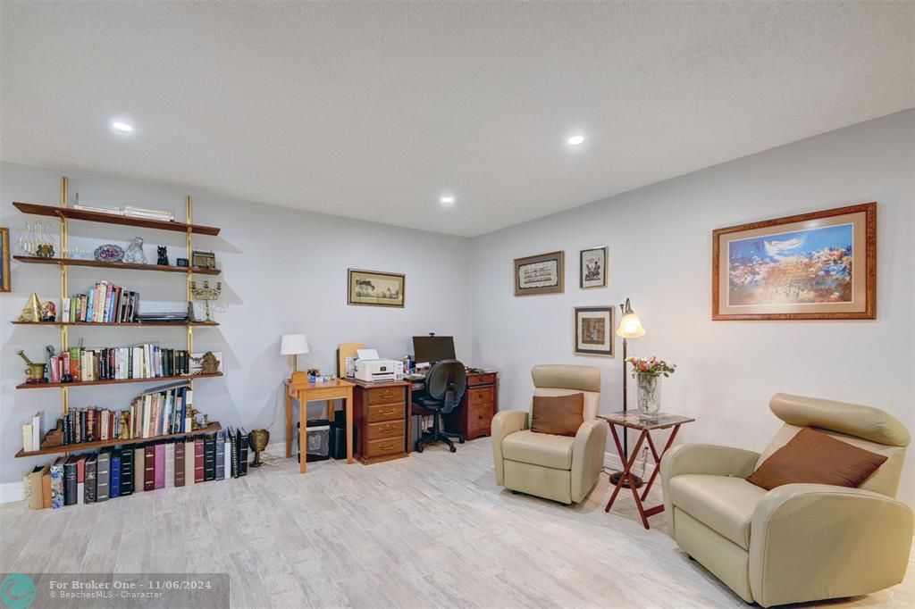 For Sale: $289,000 (2 beds, 2 baths, 1327 Square Feet)