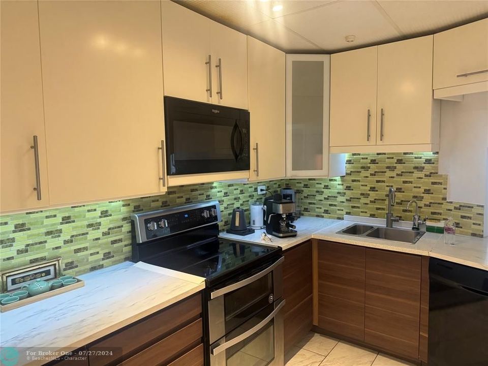 For Sale: $179,999 (1 beds, 1 baths, 1036 Square Feet)