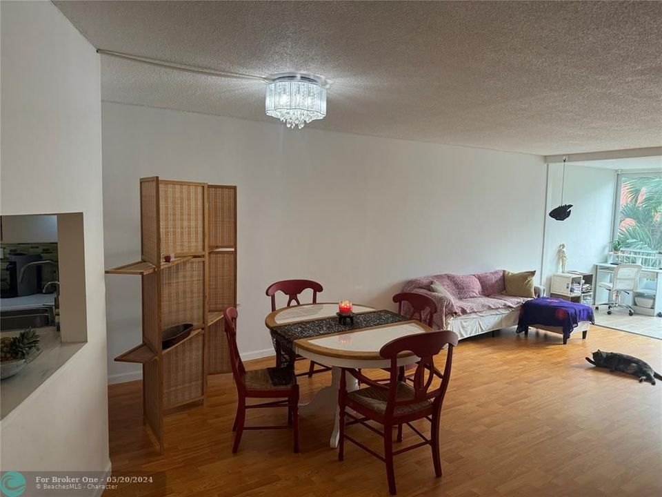 For Sale: $179,999 (1 beds, 1 baths, 1036 Square Feet)