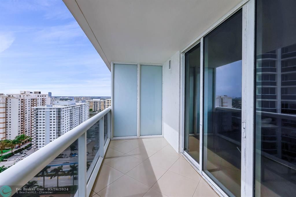 For Sale: $749,000 (1 beds, 1 baths, 811 Square Feet)