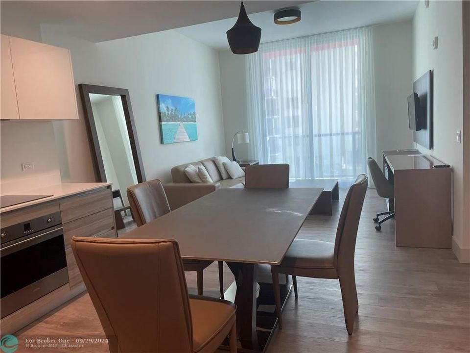 For Sale: $479,000 (1 beds, 1 baths, 700 Square Feet)