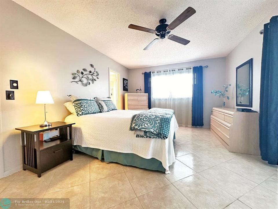 Active With Contract: $125,000 (1 beds, 1 baths, 708 Square Feet)