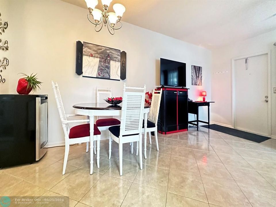 Active With Contract: $125,000 (1 beds, 1 baths, 708 Square Feet)