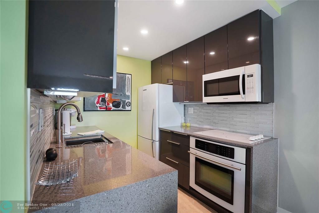 Active With Contract: $238,000 (2 beds, 1 baths, 850 Square Feet)