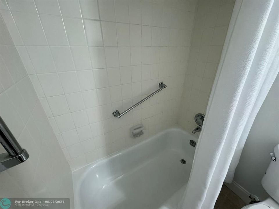 Active With Contract: $199,900 (1 beds, 1 baths, 600 Square Feet)