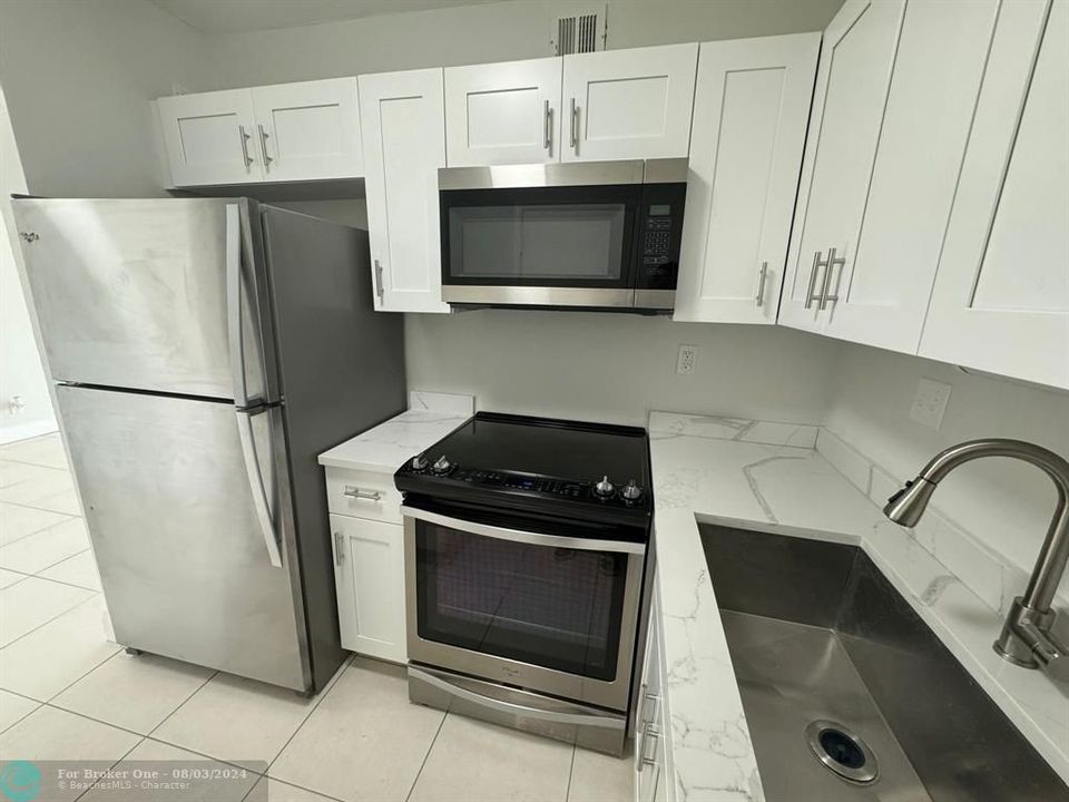 Active With Contract: $199,900 (1 beds, 1 baths, 600 Square Feet)