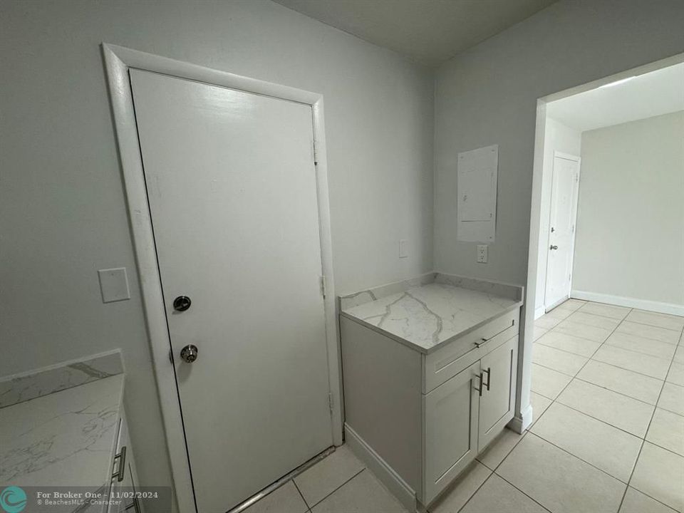 Active With Contract: $199,900 (1 beds, 1 baths, 600 Square Feet)