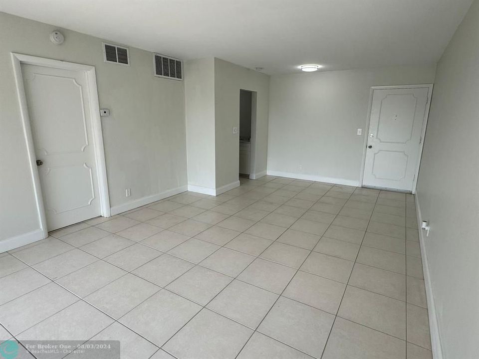 Active With Contract: $199,900 (1 beds, 1 baths, 600 Square Feet)