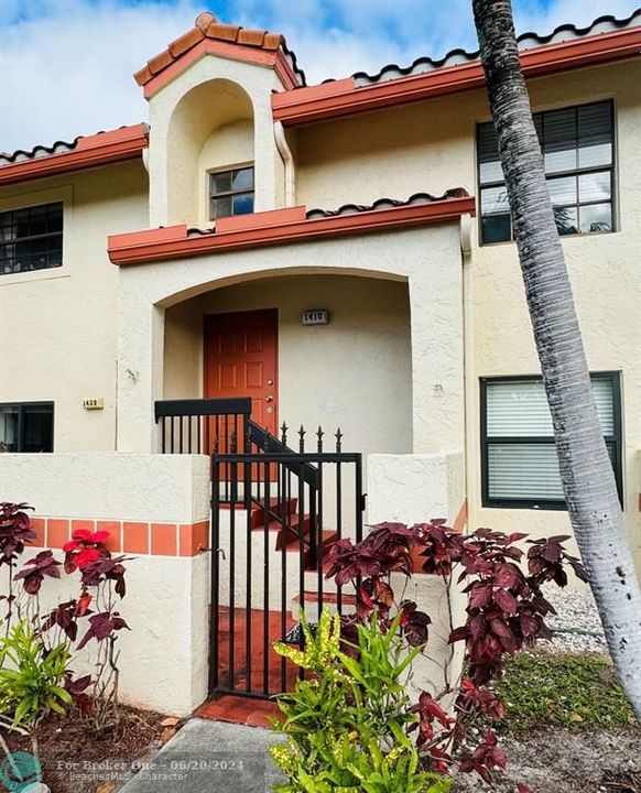 Active With Contract: $2,600 (2 beds, 2 baths, 1150 Square Feet)