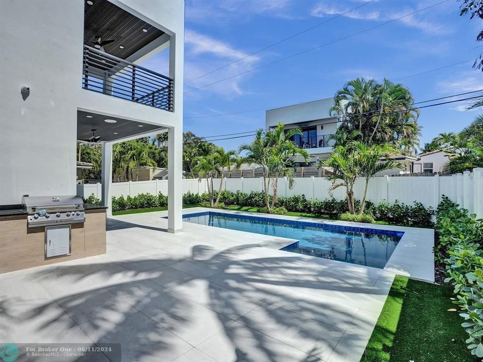 Active With Contract: $2,750,000 (4 beds, 4 baths, 3501 Square Feet)