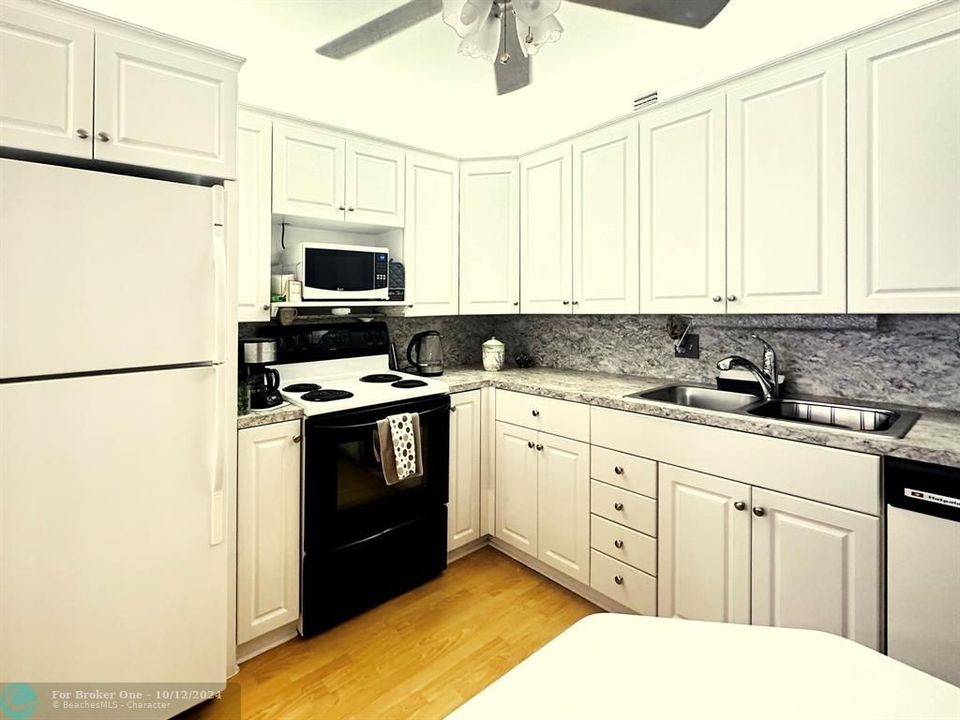 For Sale: $159,000 (2 beds, 2 baths, 996 Square Feet)