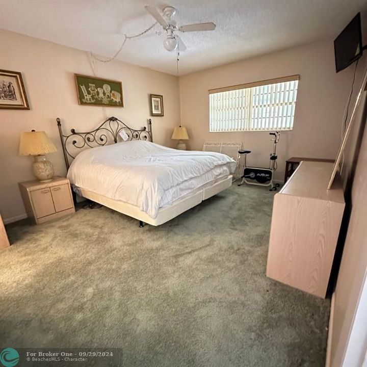 For Sale: $108,000 (1 beds, 1 baths, 684 Square Feet)