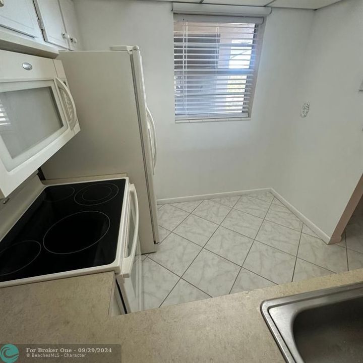 For Sale: $108,000 (1 beds, 1 baths, 684 Square Feet)