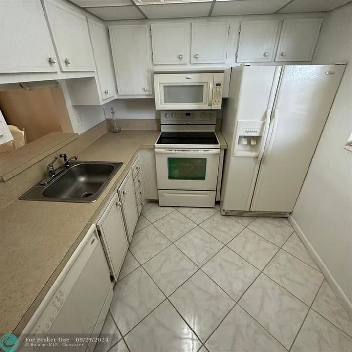 For Sale: $108,000 (1 beds, 1 baths, 684 Square Feet)