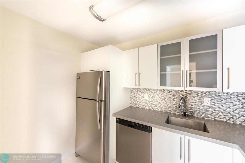 For Sale: $319,000 (2 beds, 1 baths, 1020 Square Feet)