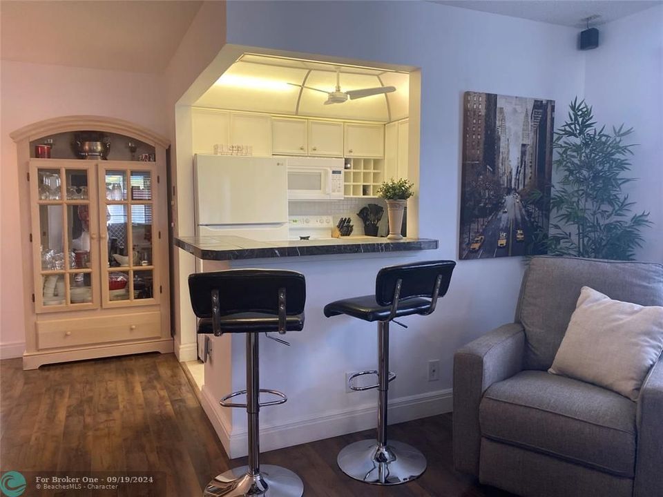 For Sale: $121,200 (1 beds, 1 baths, 646 Square Feet)