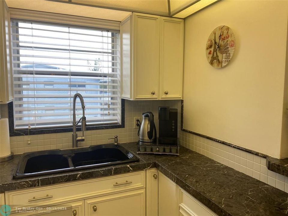 For Sale: $121,200 (1 beds, 1 baths, 646 Square Feet)