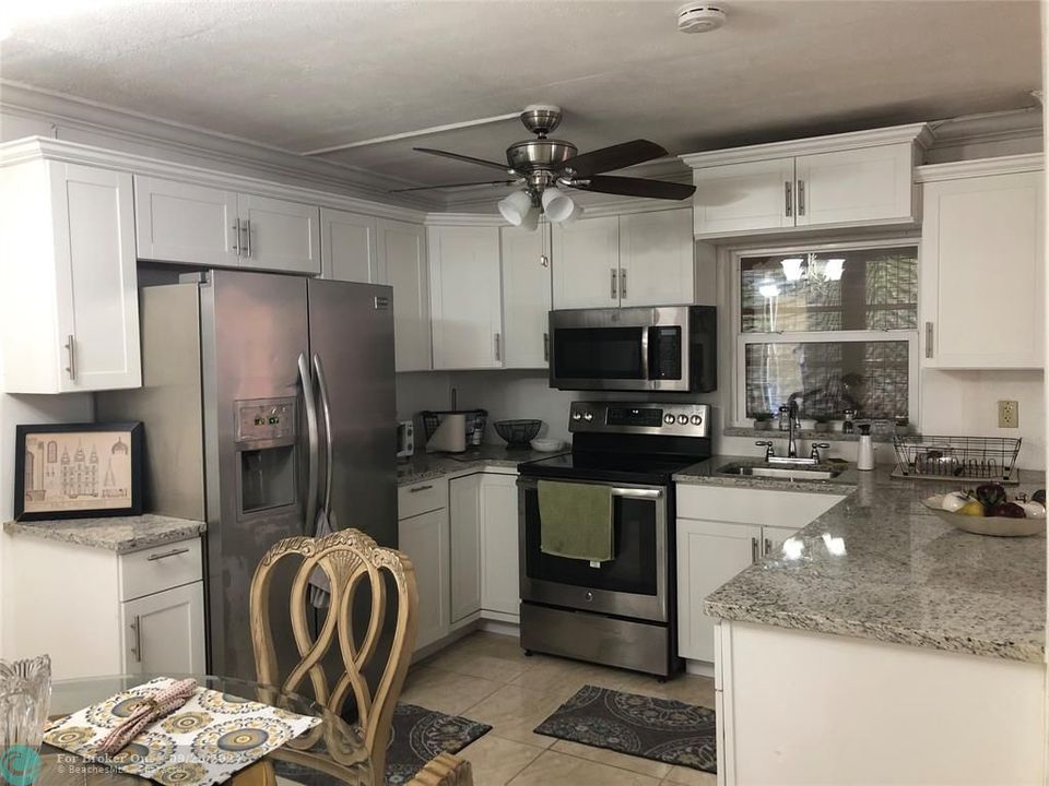 Active With Contract: $1,600 (2 beds, 2 baths, 950 Square Feet)