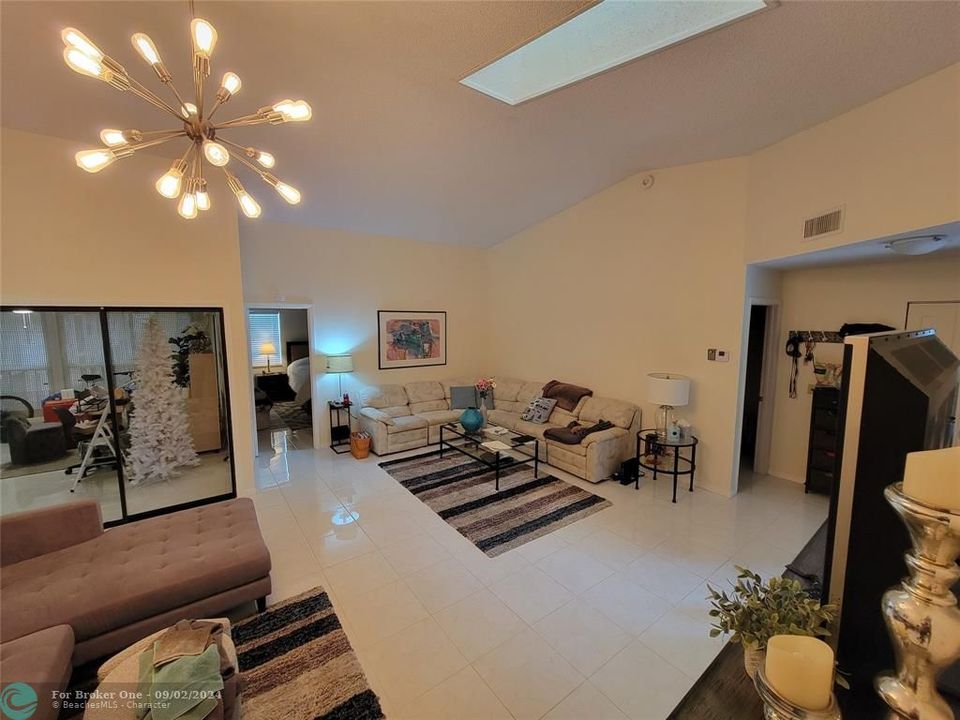 For Sale: $289,500 (3 beds, 2 baths, 1371 Square Feet)